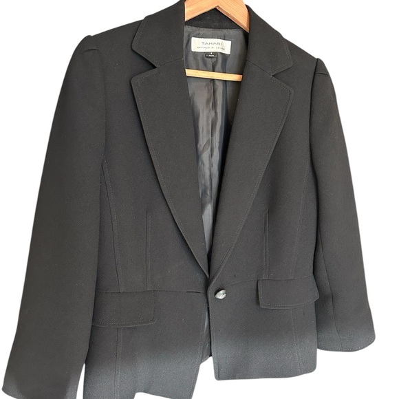Tahari size 6 fitted blazer in great used condition classic one button sleek - Picture 2 of 12